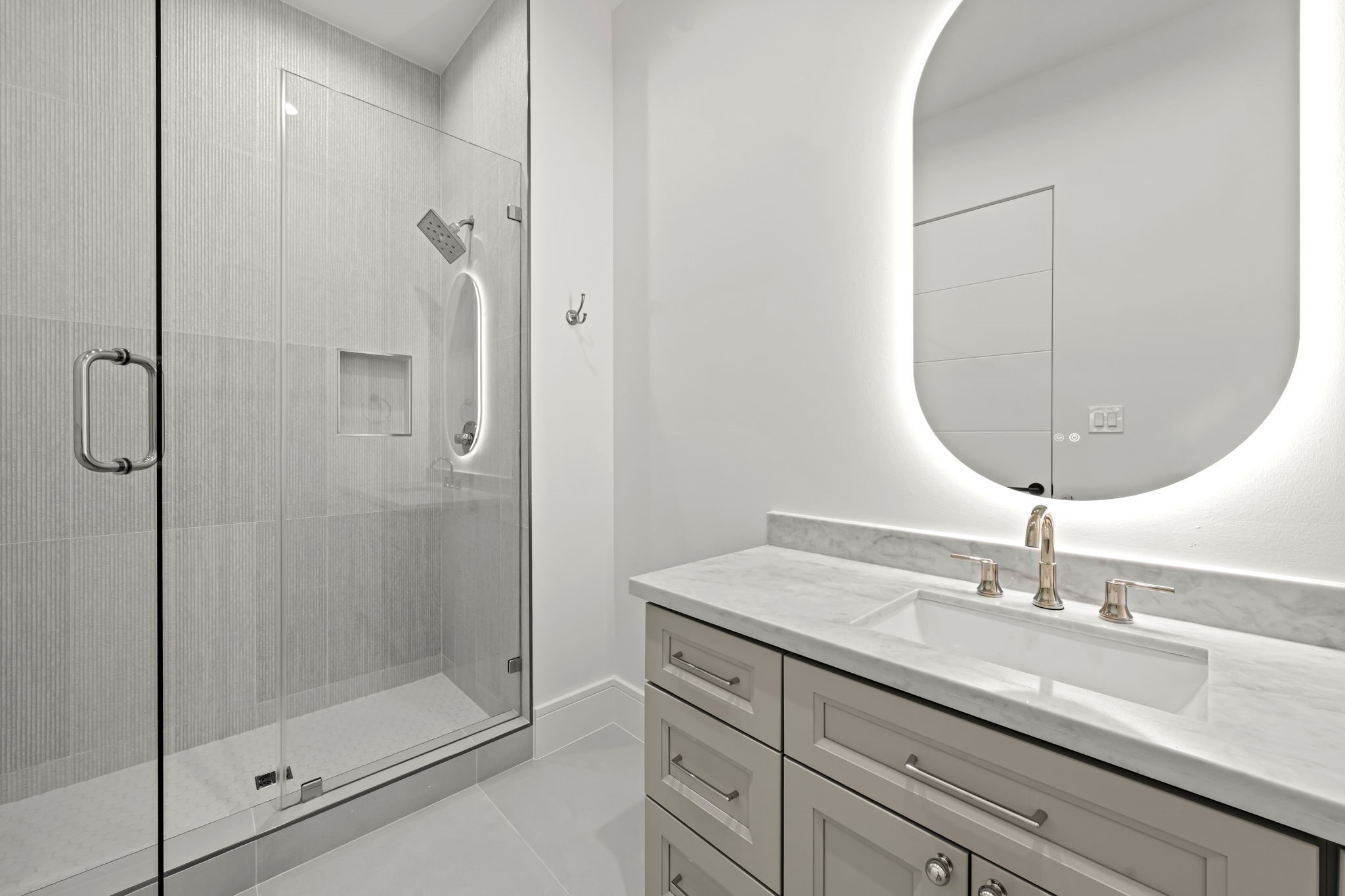 4814 Locust Street Bellaire, TX 77401 - Photo 28 of 42 Secondary Ensuite Bath