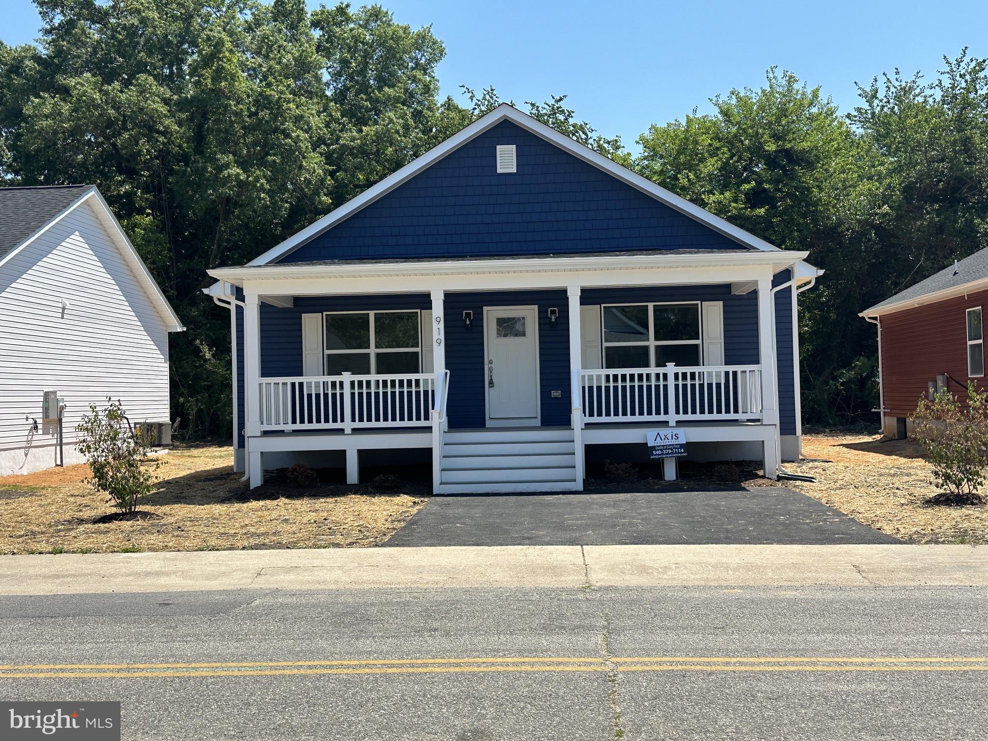 919 Jackson Street Colonial Beach, VA 22443 - Photo 2 of 5 a front view of a house with a yard