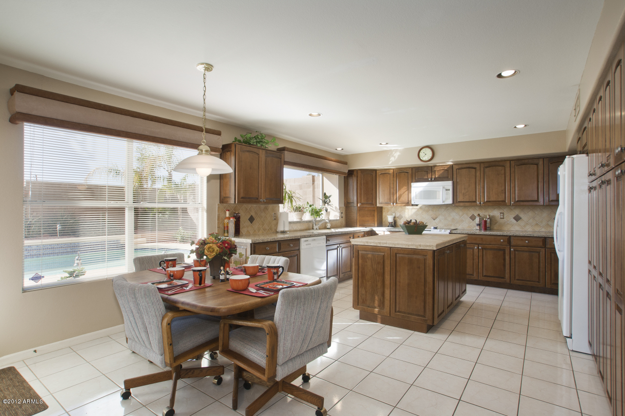 2905 East Calavar Road Phoenix, AZ 85032 - Photo 11 of 38 Kitchen with Eating Area