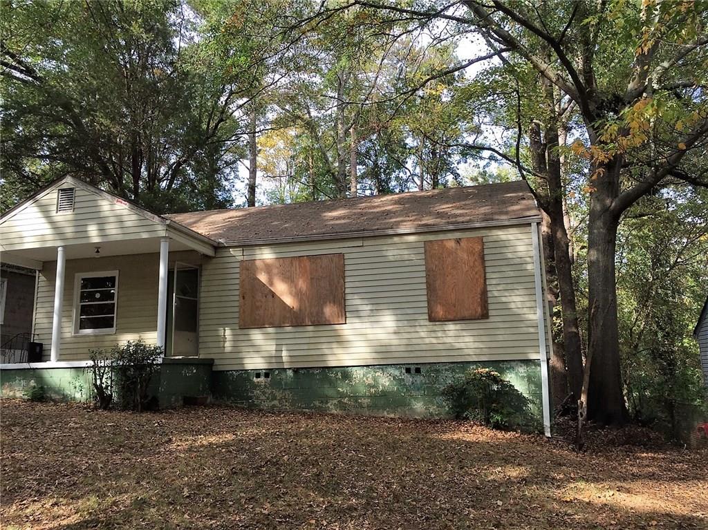 Front south facing exterior of this inspiring 1950 cottage. Just waiting for some love to come back to life! Old home place is longing for it's next forever owner. 
