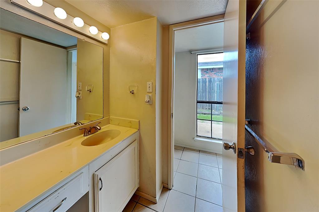7313 Pineberry Road Dallas, TX 75249 - Photo 7 of 18