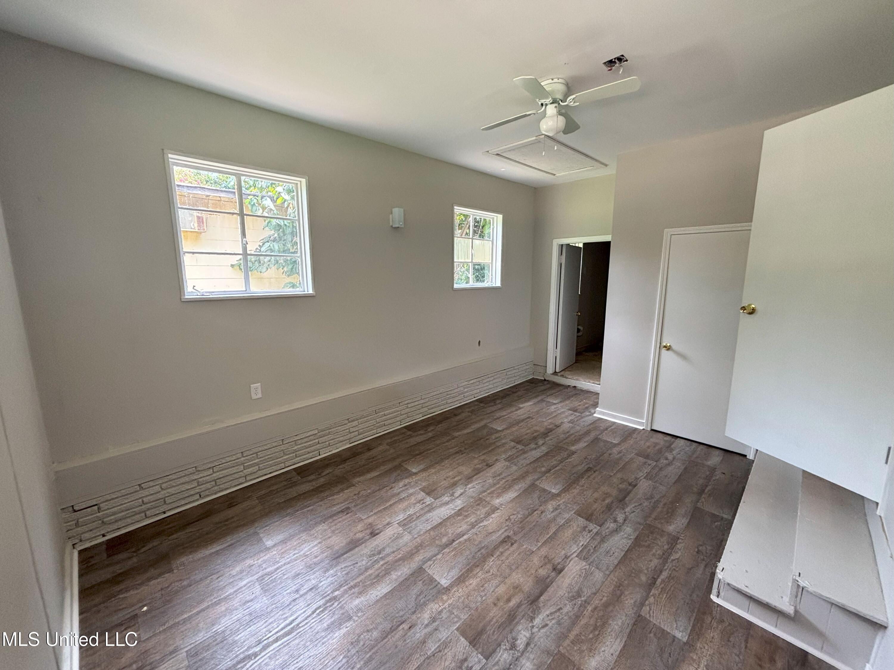 335 Cummins Street Jackson, MS 39204 - Photo 5 of 11 IMG_5862