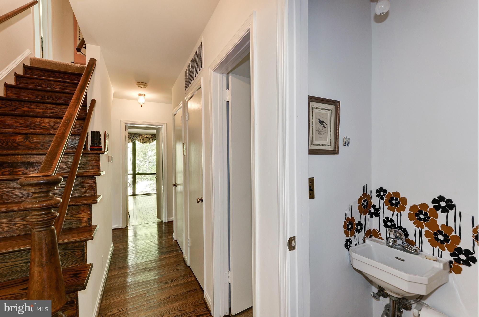 11500 Glen Road Potomac, MD 20854 - Photo 15 of 30 Hallway
