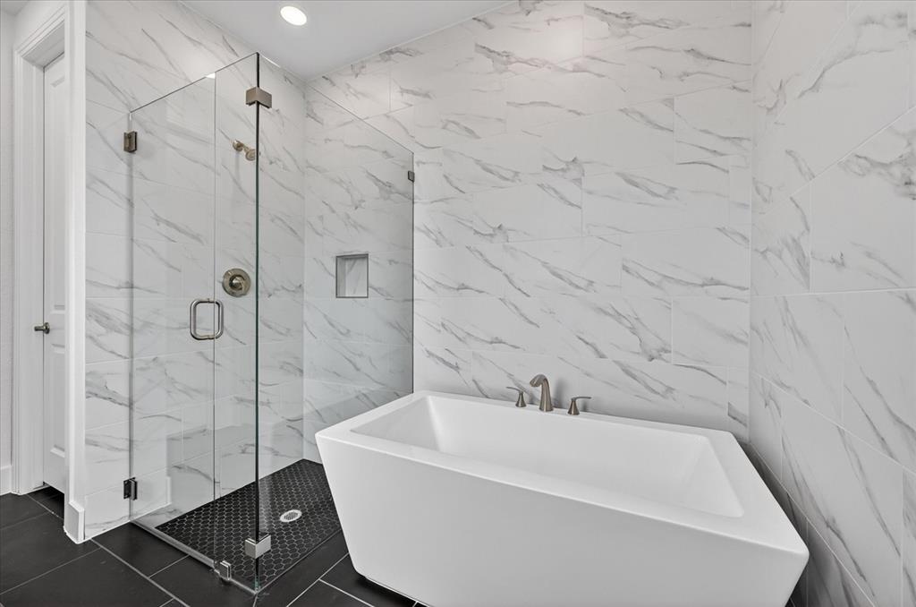 3776 Jane Street Venus, TX 76084 - Photo 16 of 25 a bathroom with a bathtub
