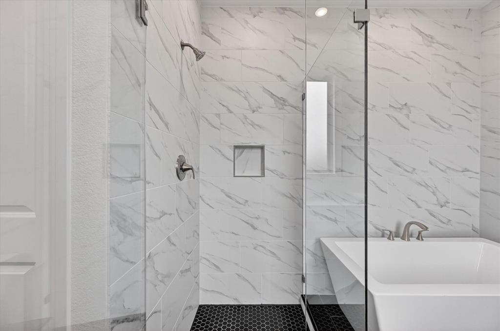 3776 Jane Street Venus, TX 76084 - Photo 17 of 25 a bathroom with a bathtub