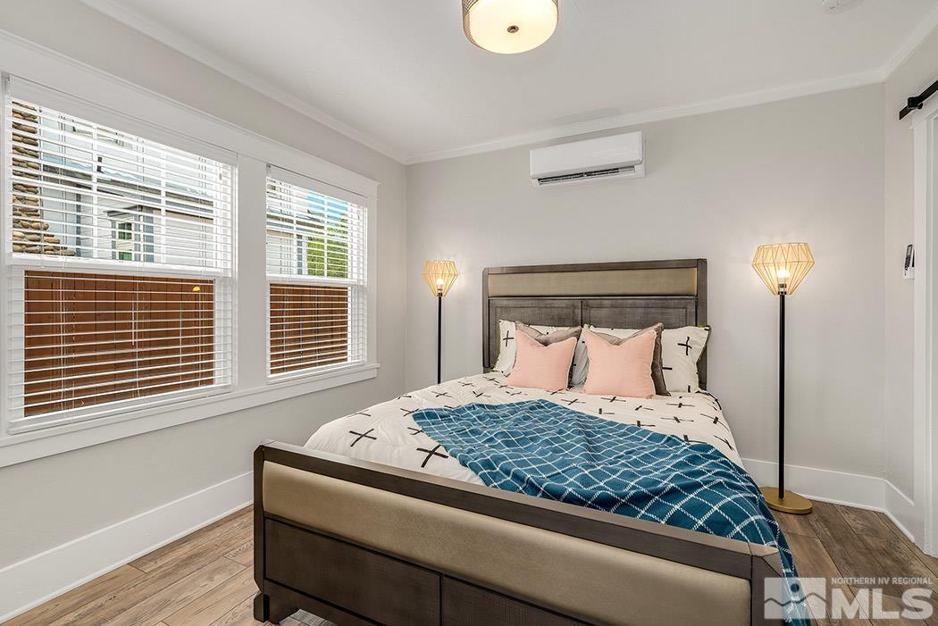 215 East Liberty Street Reno, NV 89501 - Photo 7 of 20 a bedroom with a large bed and a window