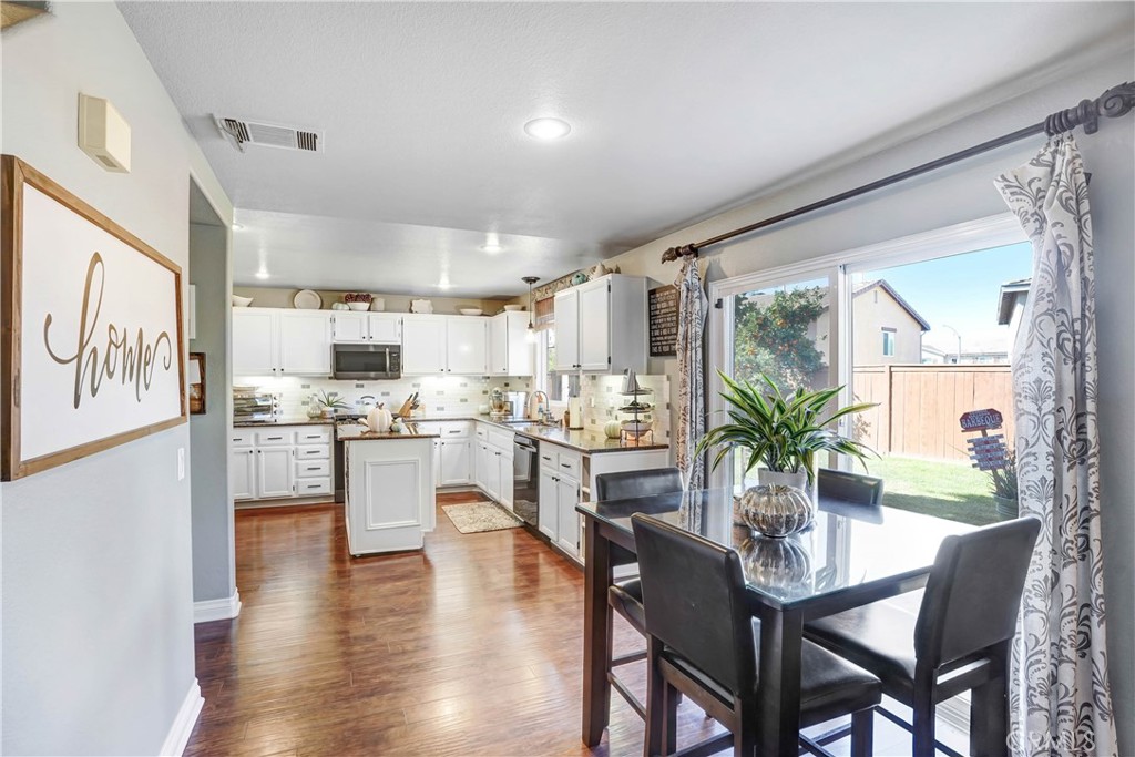 42005 Pine Needle Street Temecula, CA 92591 - Photo 18 of 45 Breakfast eating area as staged by previous tenant.