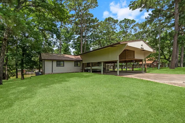 a view of a house with backyard