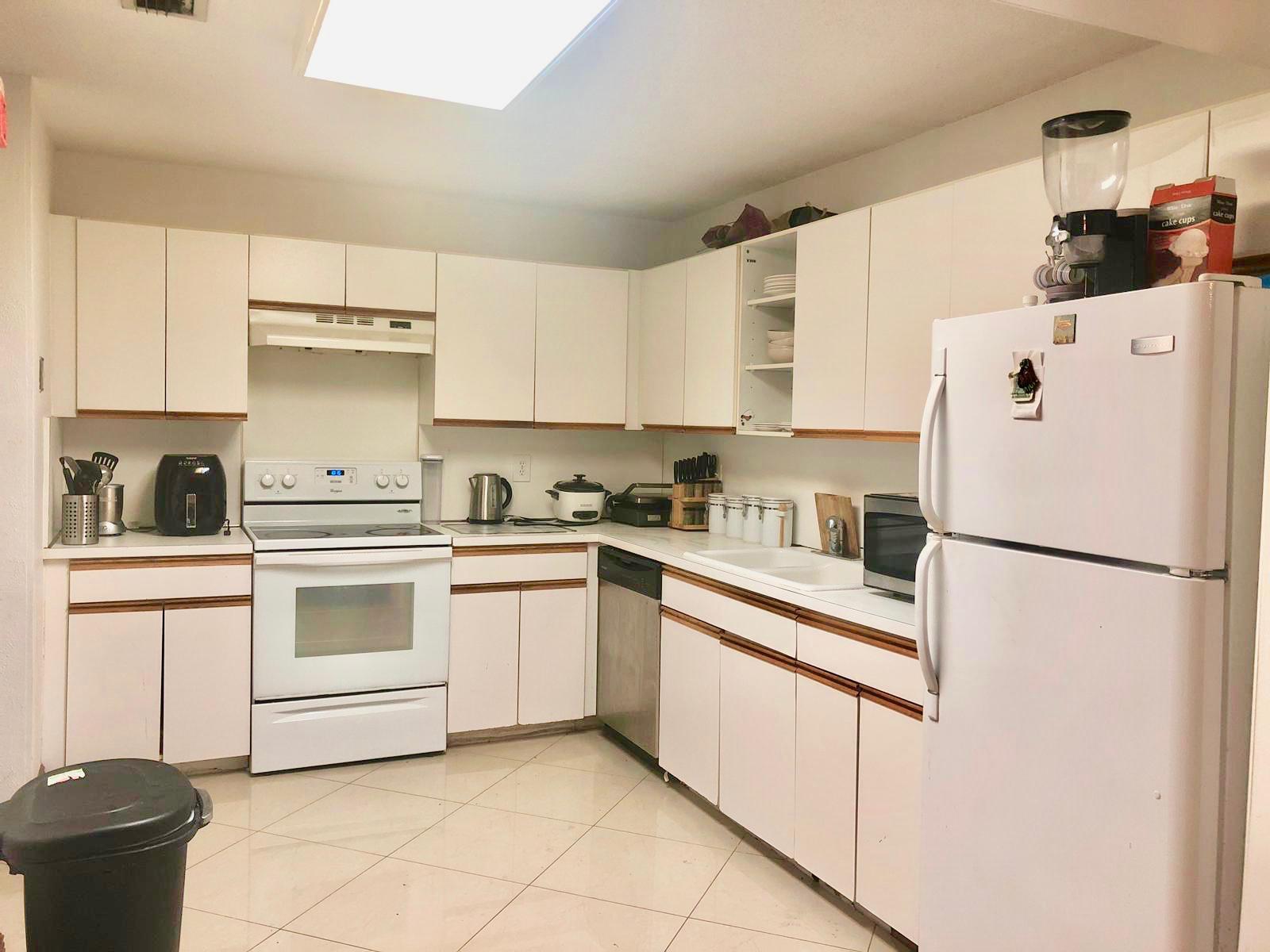 6521 Via Regina, Unit 11 Boca Raton, FL 33433 - Photo 6 of 11 Kitchen
