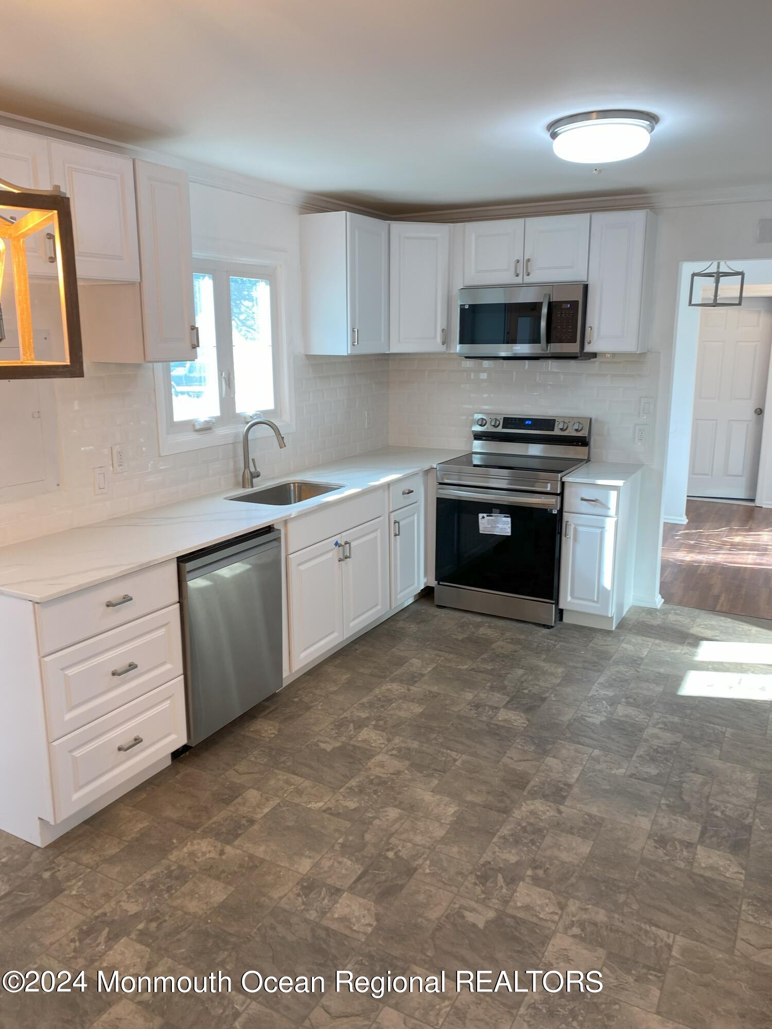 11 A Zacatin Road, Unit 1000 Freehold, NJ 07728 - Photo 4 of 26 Eat-In