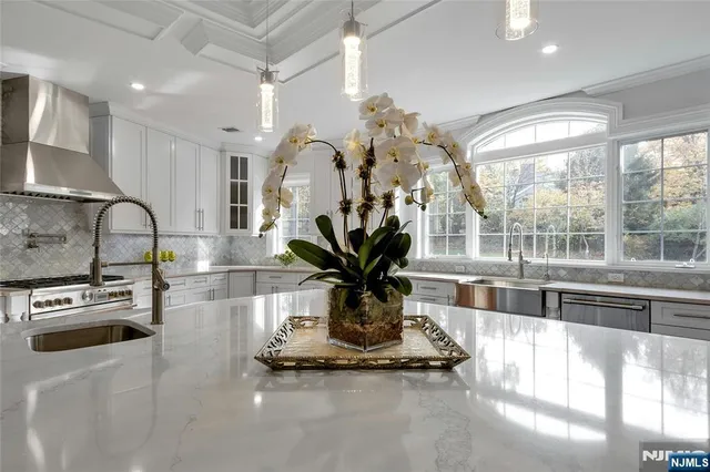 $4,350,000 | 707 Black Hawk Lane, Franklin Lakes, NJ 07417