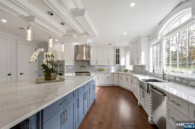 $4,350,000 | 707 Black Hawk Lane, Franklin Lakes, NJ 07417