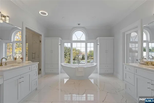 $4,350,000 | 707 Black Hawk Lane, Franklin Lakes, NJ 07417