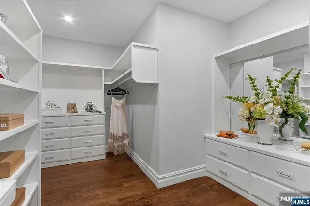 $4,350,000 | 707 Black Hawk Lane, Franklin Lakes, NJ 07417