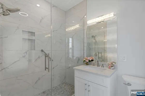 $4,350,000 | 707 Black Hawk Lane, Franklin Lakes, NJ 07417