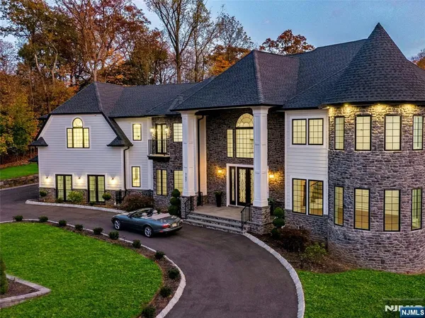 $4,350,000 | 707 Black Hawk Lane, Franklin Lakes, NJ 07417