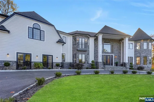 $4,350,000 | 707 Black Hawk Lane, Franklin Lakes, NJ 07417