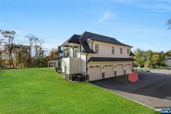 $4,350,000 | 707 Black Hawk Lane, Franklin Lakes, NJ 07417