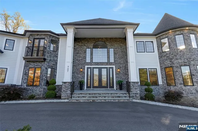 $4,350,000 | 707 Black Hawk Lane, Franklin Lakes, NJ 07417