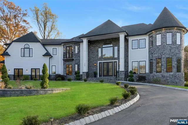 $4,350,000 | 707 Black Hawk Lane, Franklin Lakes, NJ 07417