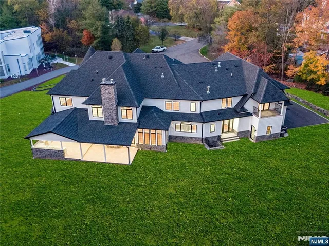 $4,350,000 | 707 Black Hawk Lane, Franklin Lakes, NJ 07417