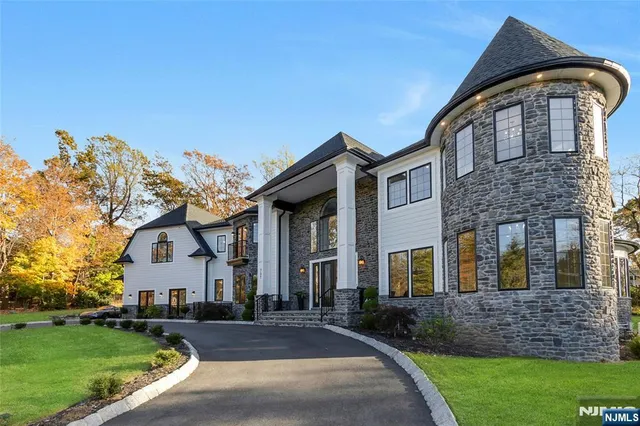 $4,350,000 | 707 Black Hawk Lane, Franklin Lakes, NJ 07417