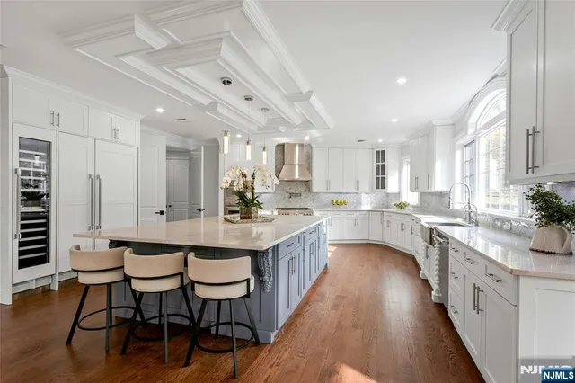 $4,350,000 | 707 Black Hawk Lane, Franklin Lakes, NJ 07417