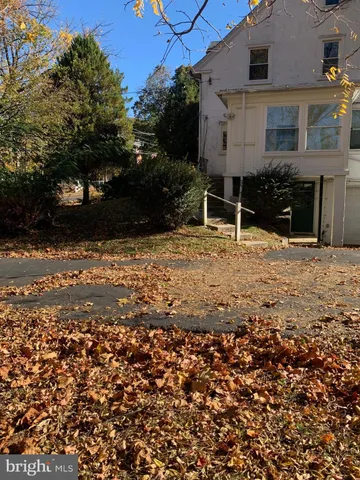 a view of a yard in front of a house