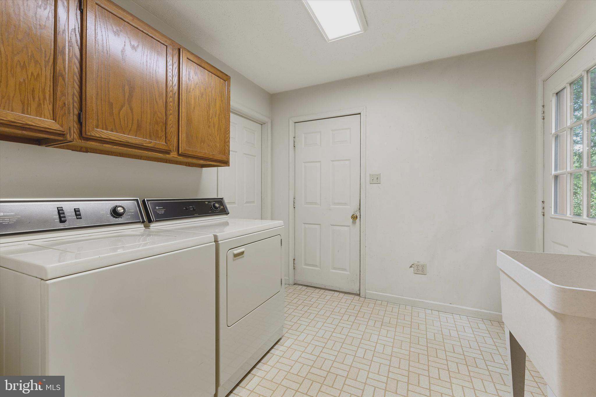 112 Old Forest Circle Winchester, VA 22602 - Photo 45 of 77 a utility room with dryer and washer