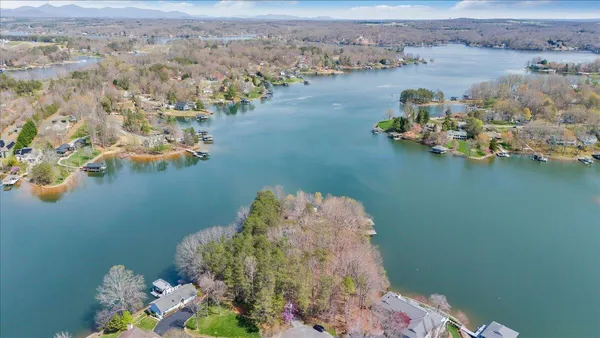 $1,895,000 | 232 Peninsula Drive, Moneta, VA 24121