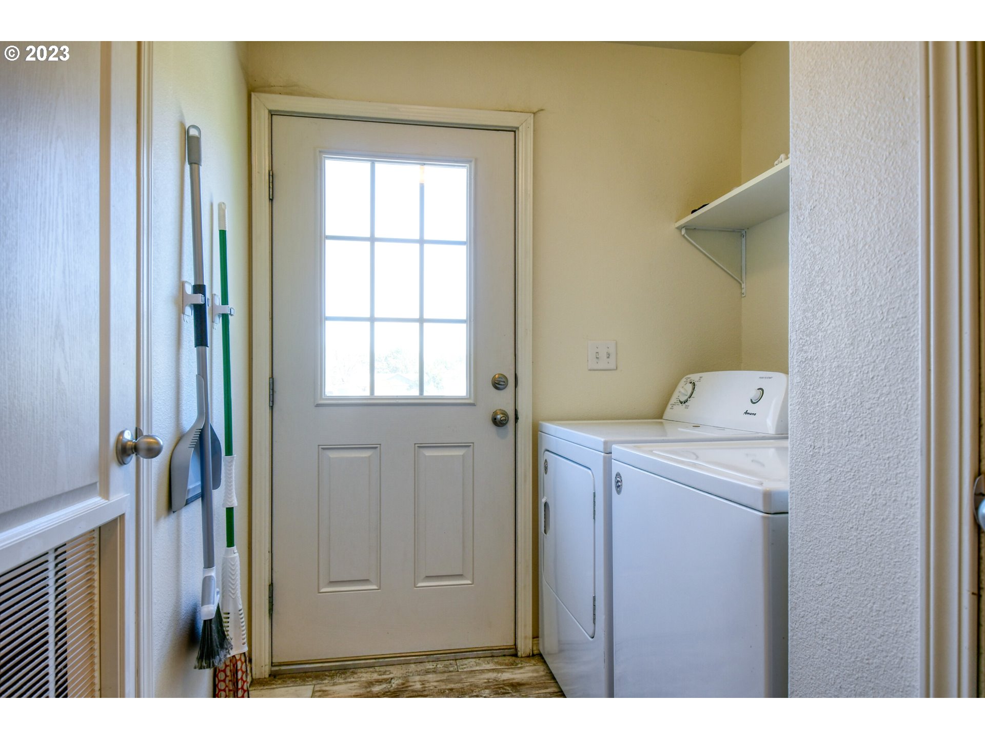 301 Northwest 3rd Street Boardman, OR 97818 - Photo 26 of 31 a bathroom with a window