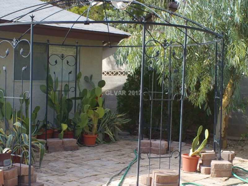 3050 South Lindell Road Las Vegas, NV 89146 - Photo 31 of 35 Yard/Garden.