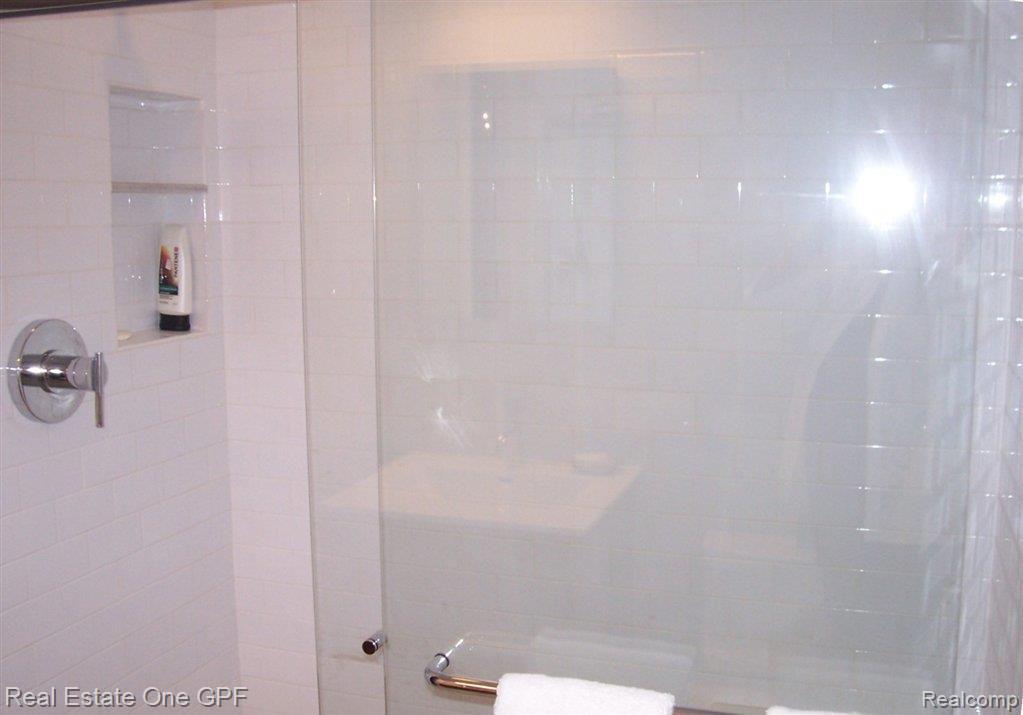 410 Barclay Road Grosse Pointe, MI 48236 - Photo 13 of 20 102_1231.jpg