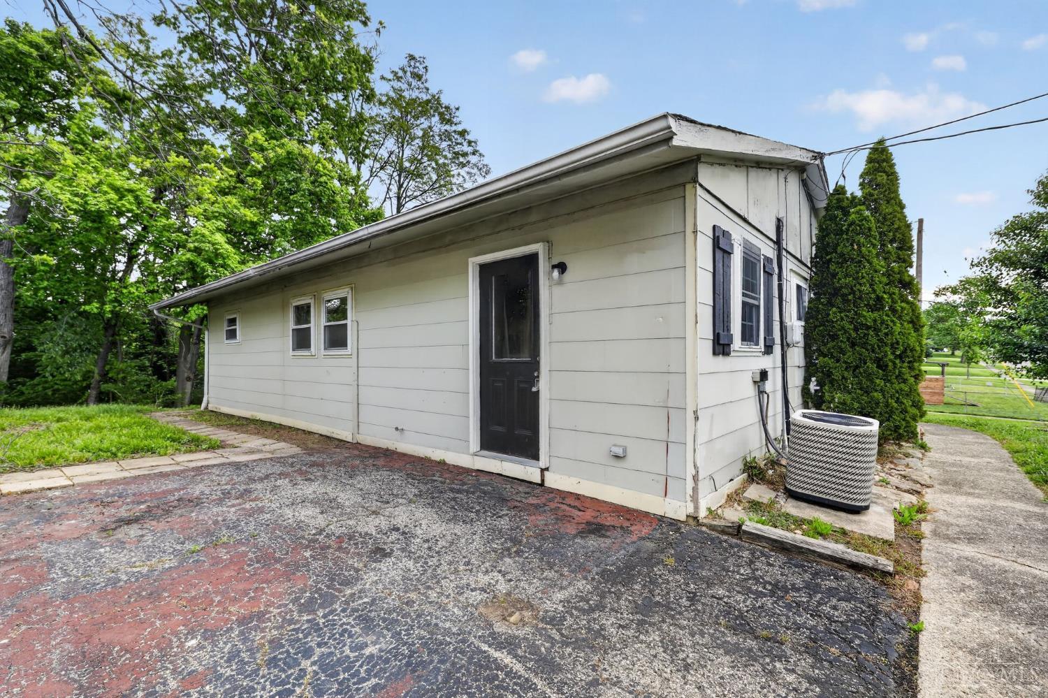 2584 Wenning Road Cincinnati, OH 45231 - Photo 4 of 31