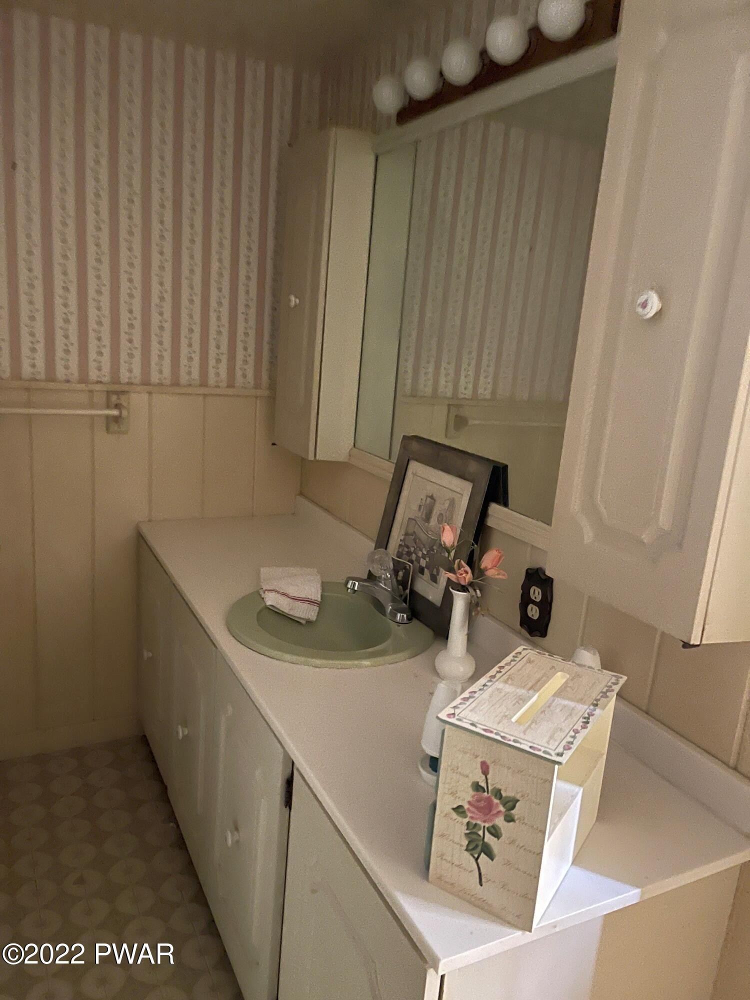 425 Sawkill Road Milford, PA 18337 - Photo 8 of 17 Bathroom