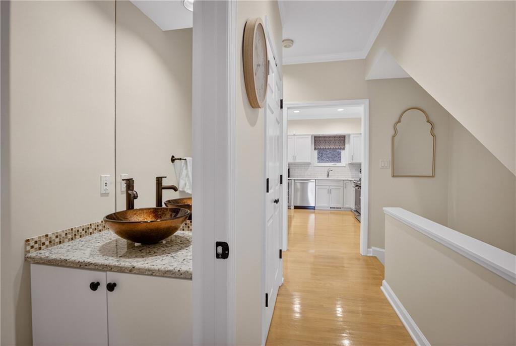 136 North Woodland Road Pittsburgh, PA 15232 - Photo 27 of 50 Main Floor Bathroom