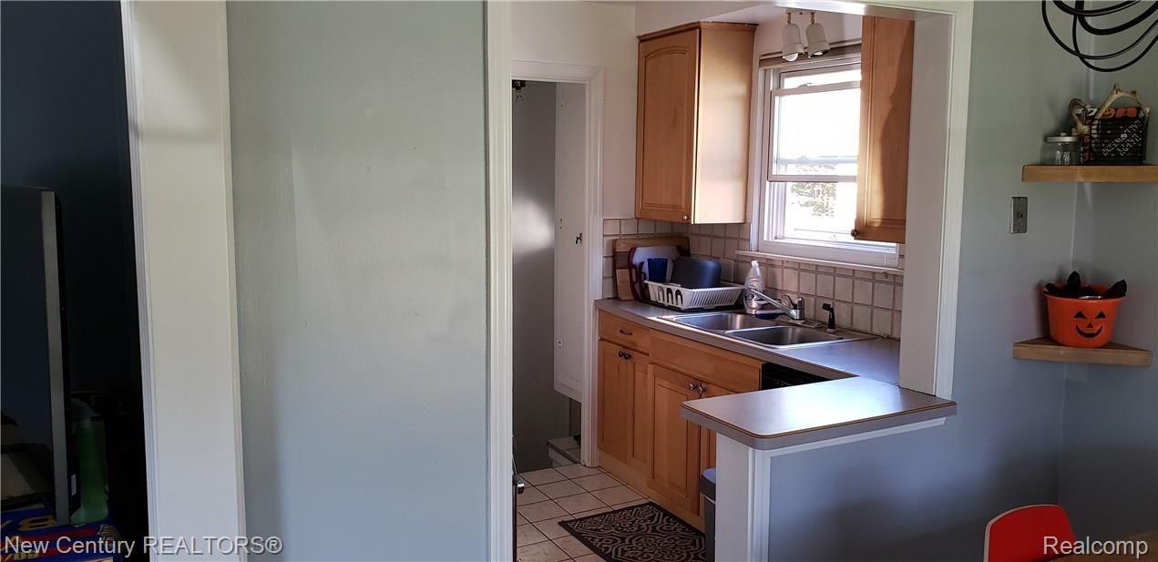 225 East Webster Road Royal Oak, MI 48073 - Photo 7 of 18 20180507_173426.jpg