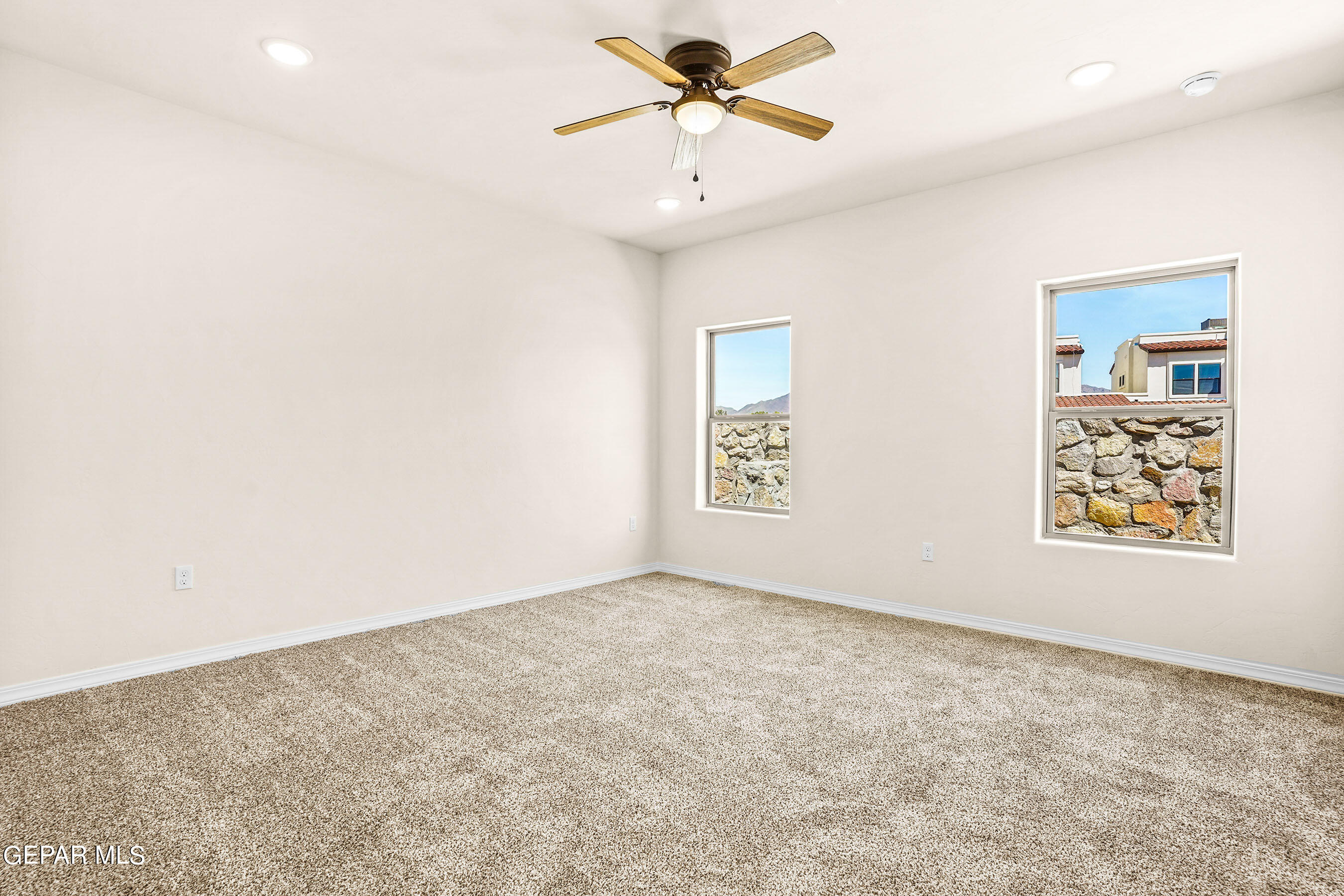 871 Country Club Road, Unit 4E El Paso, TX 79932 - Photo 4 of 34 an empty room with a window and a ceiling fan