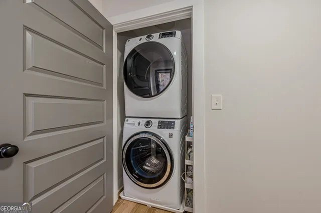 a close up view of a washer and dryer
