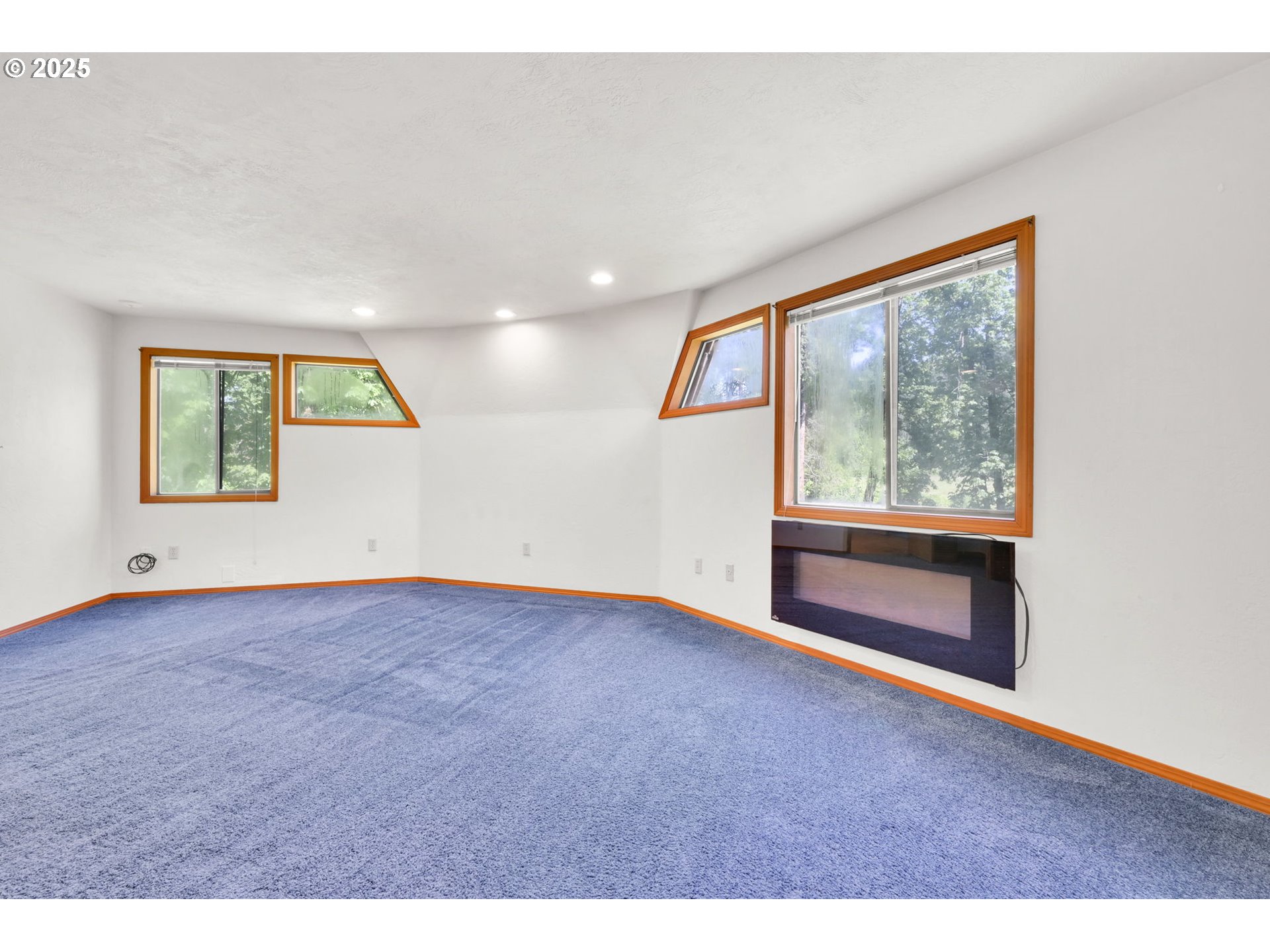 38383 Kickbusch Lane Springfield, OR 97478 - Photo 15 of 44 an empty room with windows