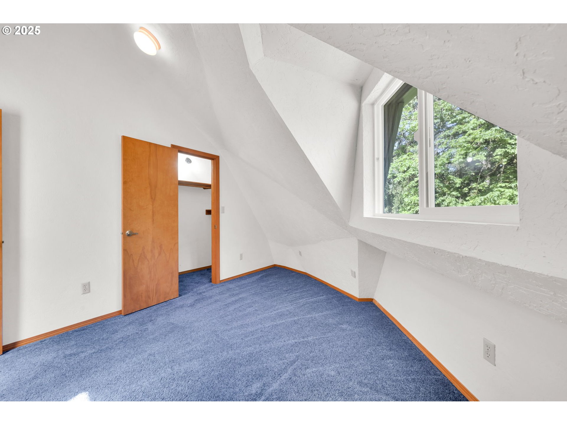 38383 Kickbusch Lane Springfield, OR 97478 - Photo 22 of 44 an empty room with wooden floor and windows