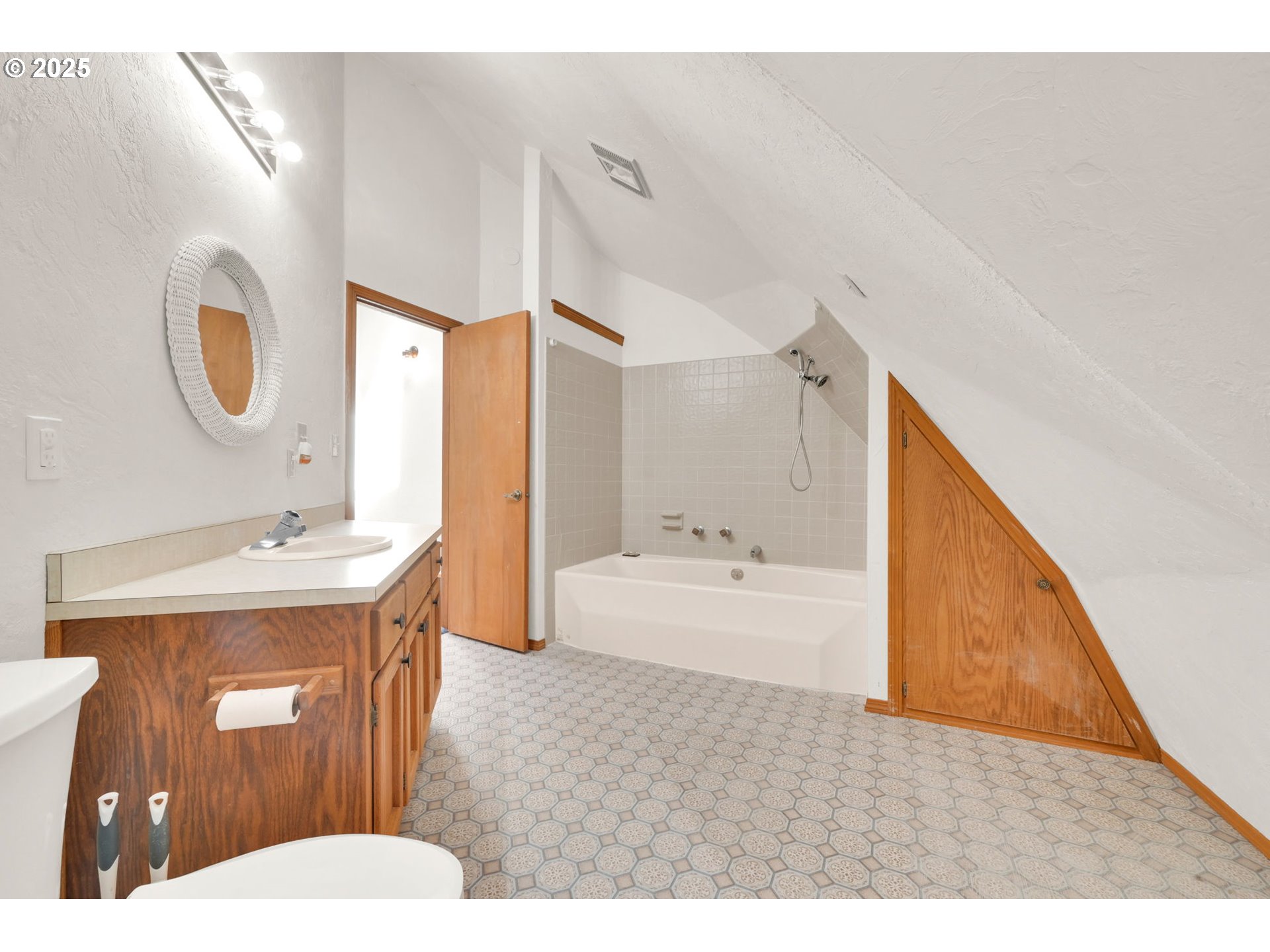 38383 Kickbusch Lane Springfield, OR 97478 - Photo 24 of 44 a bathroom with a sink a toilet and a bathtub