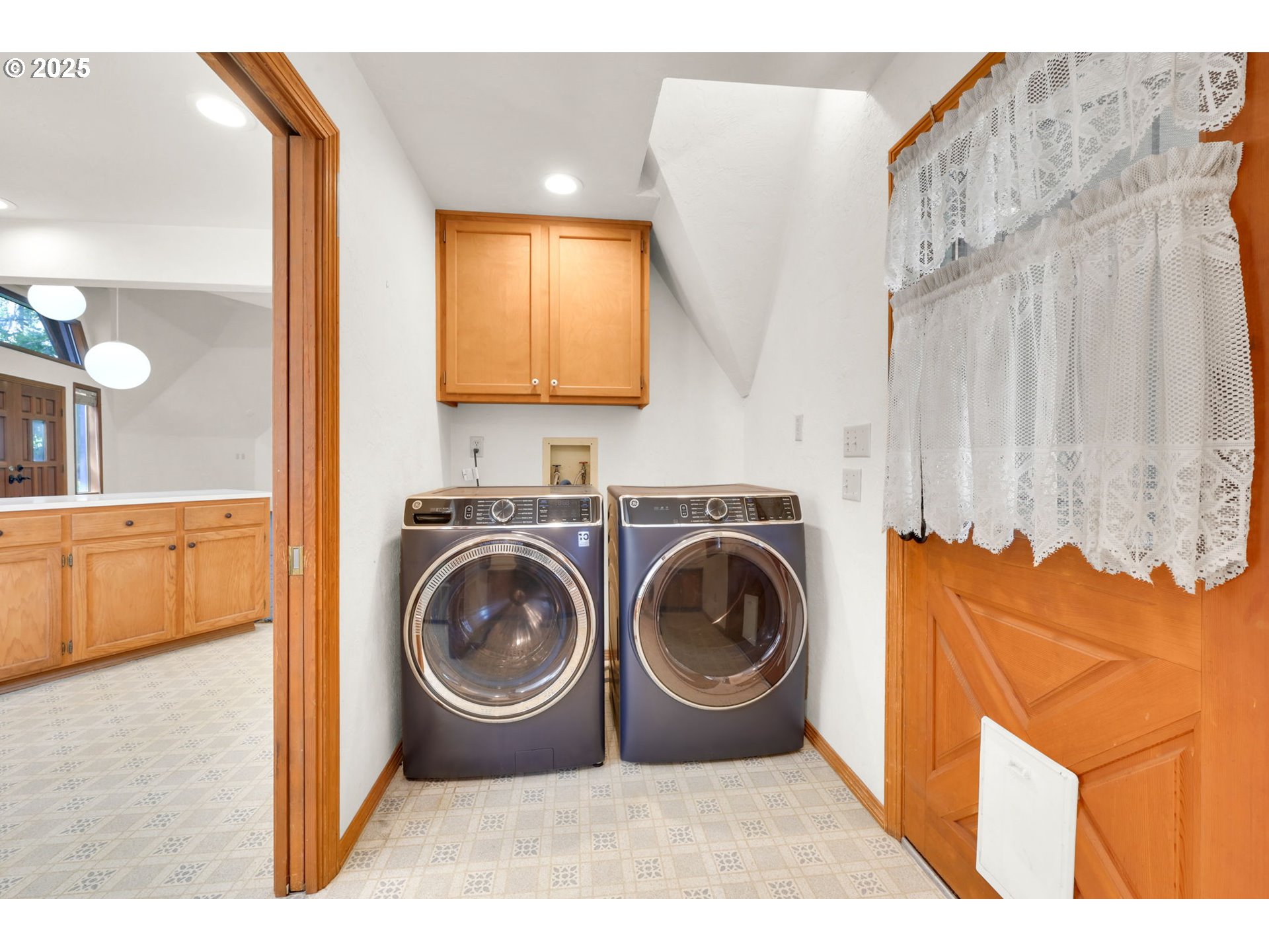 38383 Kickbusch Lane Springfield, OR 97478 - Photo 26 of 44 a view of a bedroom with washer and dryer