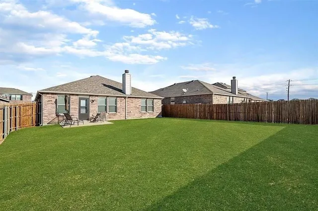 a view of a house with backyard and garden