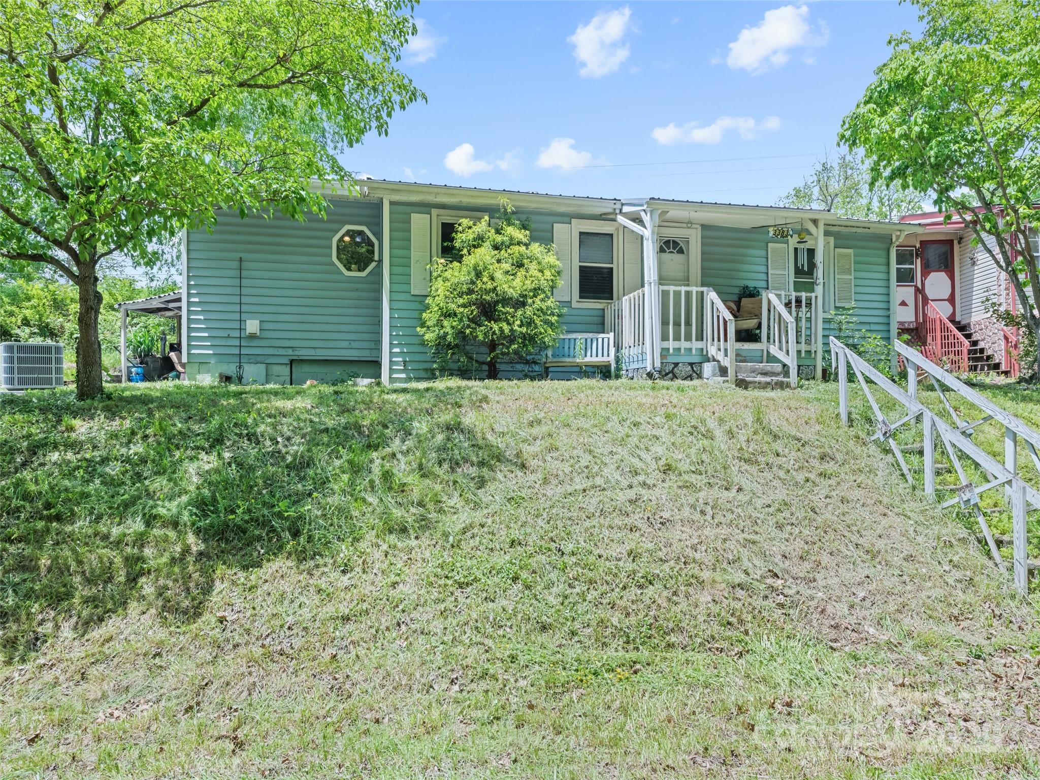 a view of a backyard