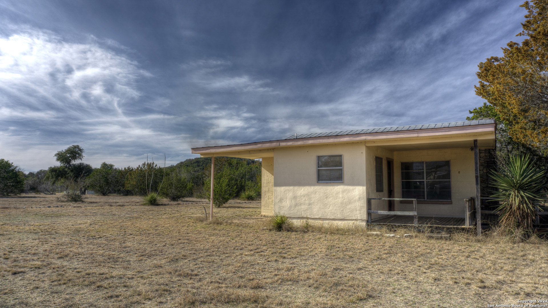 22 Squirrel Bend Uvalde, TX 78801 - Photo 3 of 47 a backyard of a house with table and chairs