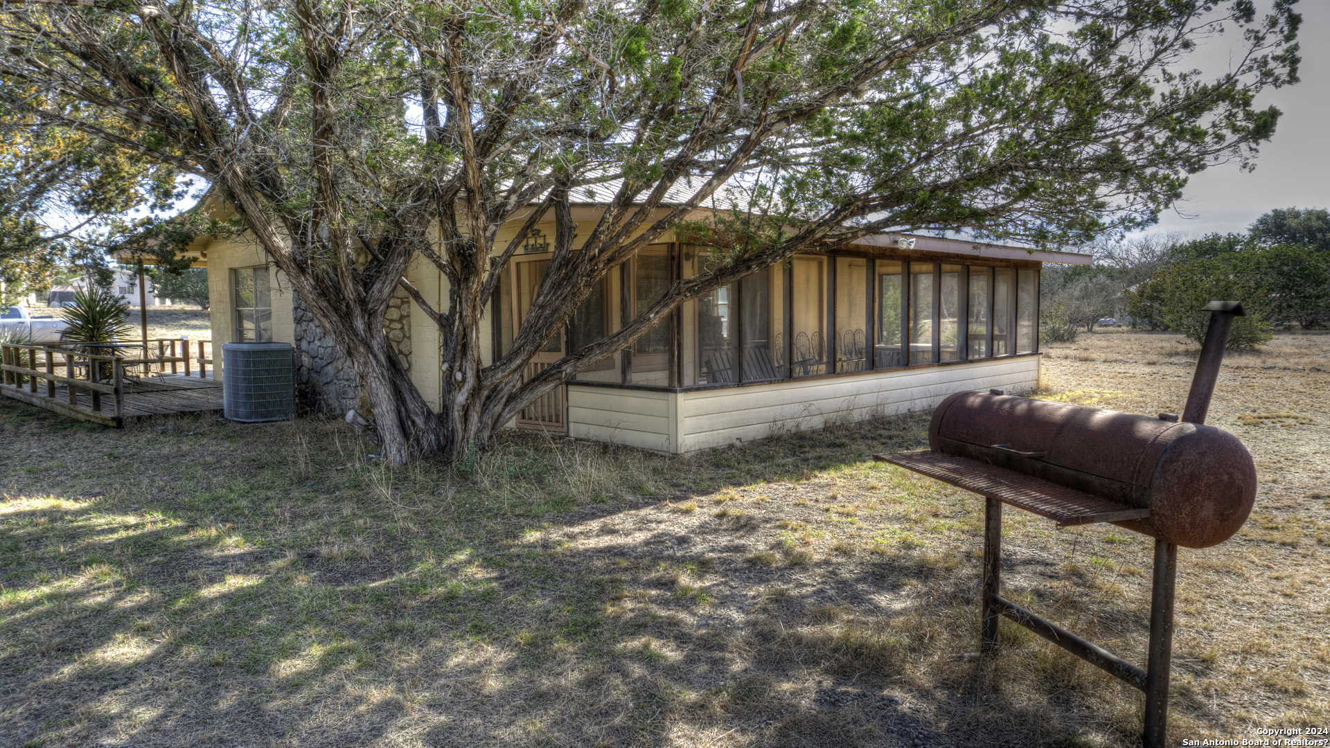 22 Squirrel Bend Uvalde, TX 78801 - Photo 7 of 47 a backyard of a house with table and chairs