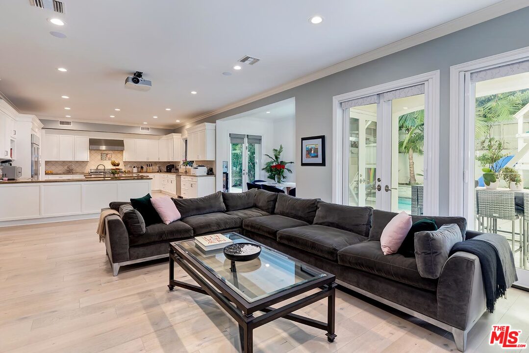 9320 Oakmore Road Los Angeles, CA 90035 - Photo 11 of 44