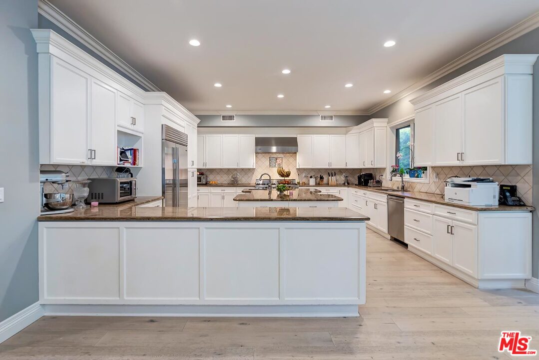 9320 Oakmore Road Los Angeles, CA 90035 - Photo 13 of 44