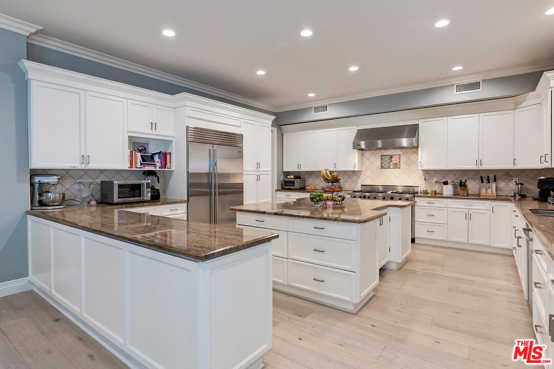 9320 Oakmore Road Los Angeles, CA 90035 - Photo 14 of 44